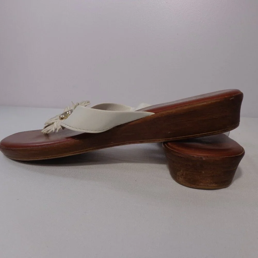 Italian Shoemakers White Leather Flat Floral Flip Flop Sandals‎ Women's Size 8.5